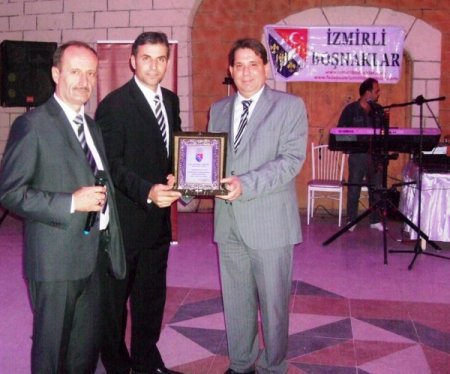 Hartan'a Boşnaklardan Üstün Hizmet ödülü