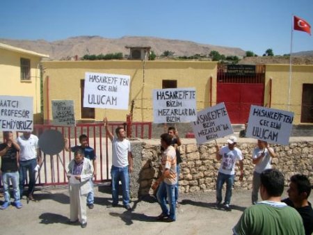 Hasankeyfliler Kazı Çalışmalarında Mezardan Çıkan Kemiklerin Atılmasına Tepki Gösterdi