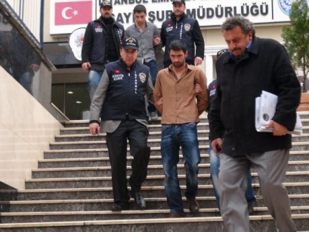 Hasmı zannettiği polislere kurşun yağdırdı