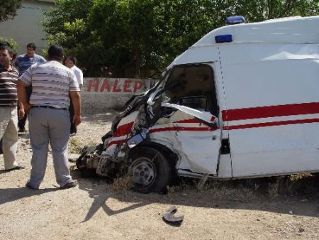 Hasta Almaya Giden Ambulans, Kamyonla Çarpıştı