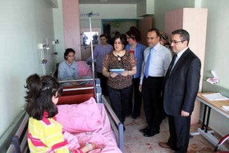 Hasta çocuklar 23 Nisan'da unutulmadı