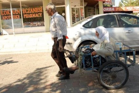 Hasta Eşini El Arabasıyla Hastaneye Getirdi