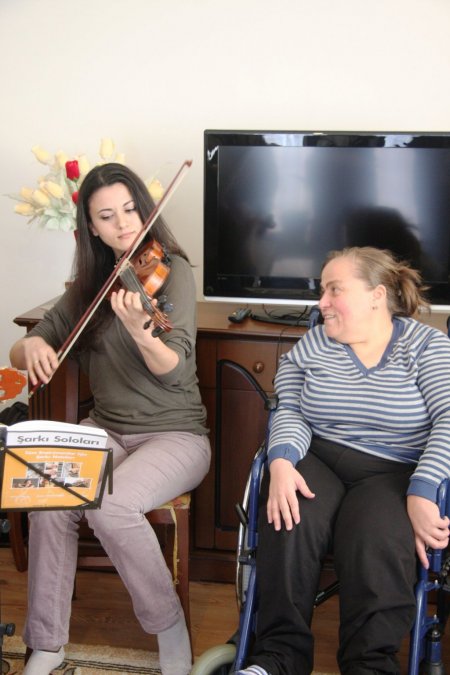 Hastalara evlerinde müzikli terapi