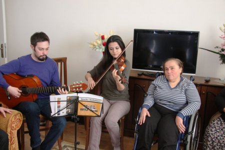 Hastalara evlerinde müzikli terapi