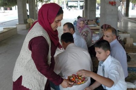 Hastane Bahçesinde Hüzünlü Bayram