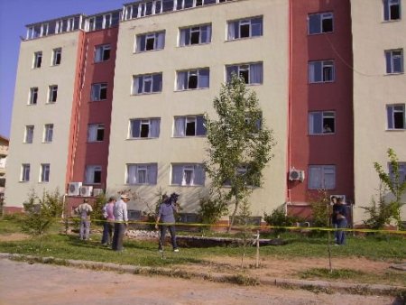 Hastane Bahçesindeki Göçük Tedirgin Etti