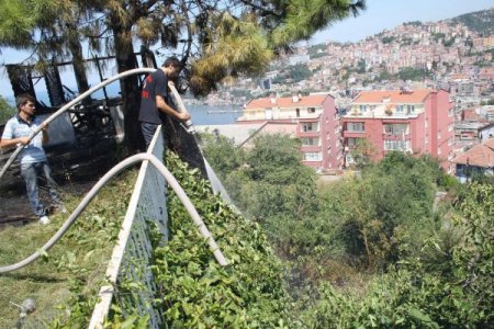 Hastane Önünde Çıkan Yangın Korkuttu