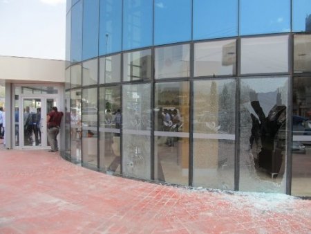 Hastane önündeki çatışmada biri ağır dört kişi yaralandı