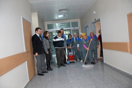 Hastane personeli eğitiliyor