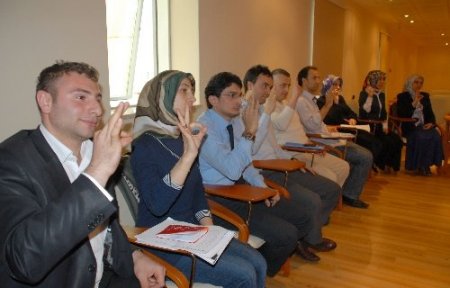Hastane personeli işaret dili öğreniyor