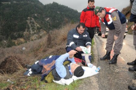 Hastane yolundaki otomobil uçurumdan uçtu, 3 kişi yaralandı