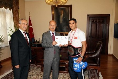 Hastanede kayıt elemanı Sarı, dünya şampiyonu oldu, ödülü kaptı