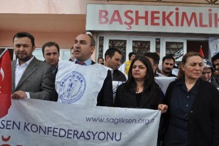 Hastanede saldırgan hızını alamadı, kapıyı defalarca bıçakladı