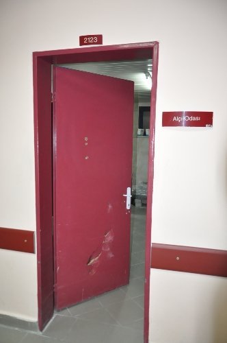 Hastanede saldırgan hızını alamadı, kapıyı defalarca bıçakladı