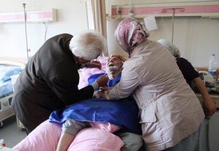 Hastanede tedavi gören kimsesiz ve yaşlı hastalar tıraş edildi