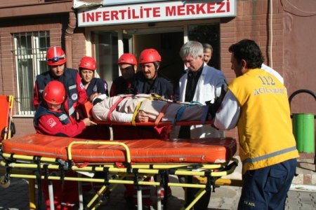 Hastanedeki deprem tatbikatı gerçeği aratmadı