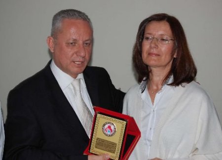 Hastaneye Ek Bina Yapan Hayırseverlere Plaket Verildi