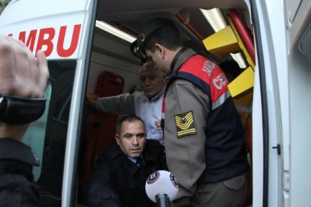 Hastaneye Sevk Edilen Haberal, Kendisini Bekleyenleri Ayakta Selamladı