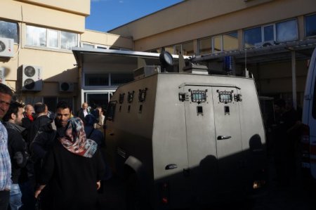 Hastaneye taş attıkları polisler götürdü