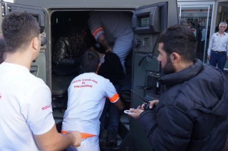 Hastaneye taş attıkları polisler götürdü