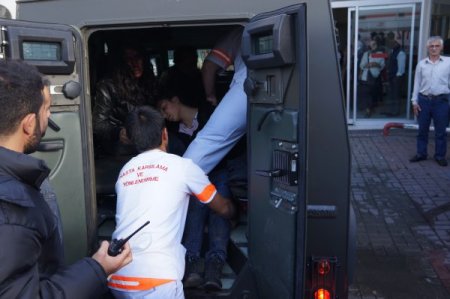 Hastaneye taş attıkları polisler götürdü