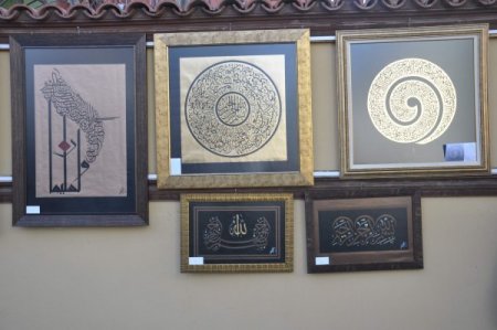 Hat sanatını deri üzerine işledi, şimdi dünyaya tanıtıyor