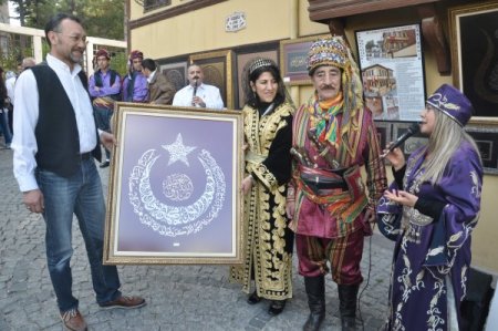 Hat sanatını deri üzerine işledi, şimdi dünyaya tanıtıyor