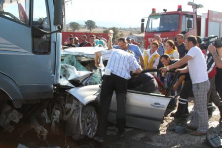 Hatalı sollama yine can aldı: 2 ölü