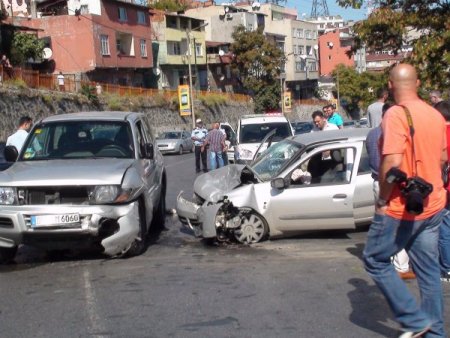 Hatalı sollamanın blançosu ağır oldu: 5 yaralı
