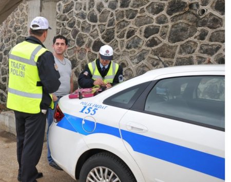 Hatalı sürücülere önce ceza kesildi, sonra çikolata ikram edildi