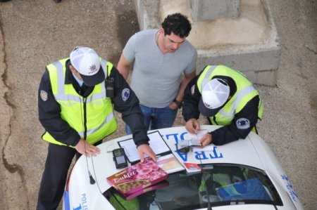 Hatalı sürücülere önce ceza kesildi, sonra çikolata ikram edildi