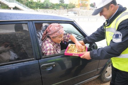 Hatalı sürücülere önce ceza kesildi, sonra çikolata ikram edildi