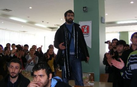 Hatay Mkü'de Öğrenciler 2 Liraya Yükseltilen Yemek Zammını Protesto Etti