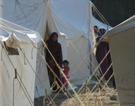 Hatay Sınırındaki Suriyeliler Cuma Namazı'nı Bekliyor