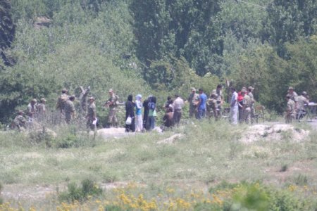 Hatay Sınırındaki Suriyeliler Cuma Namazı'nı Bekliyor