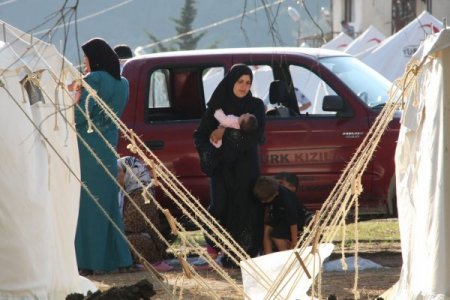 Hatay Sınırındaki Suriyeliler Cuma Namazı'nı Bekliyor