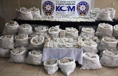 Hatay'da beton mikserine zulalanmış 4 milyon adet hap ele geçirildi