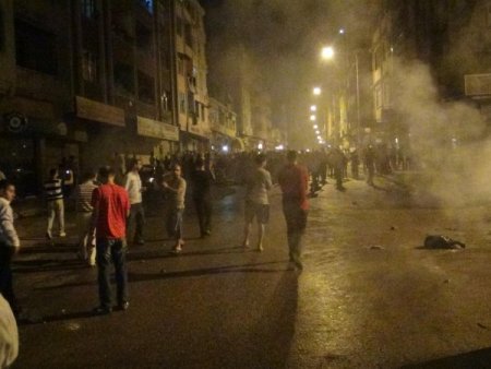 Hatay’da bir grup yol kapatarak konteynerleri ateşe verdi