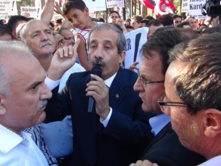 Hatay’da bir grup yol kapatarak konteynerleri ateşe verdi