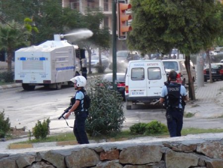Hatay’da bir grup yol kapatarak konteynerleri ateşe verdi