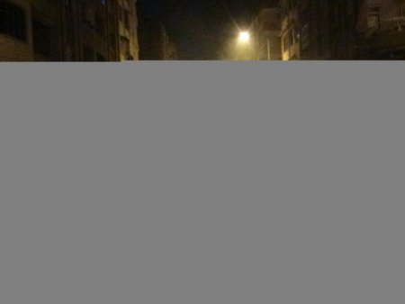 Hatay’da bir grup yol kapatarak konteynerleri ateşe verdi