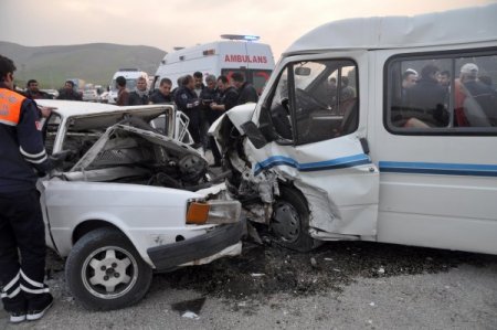 Hatay'da otomobille minibüs çarpıştı, 14 kişi yaralandı
