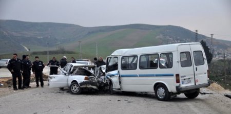 Hatay'da otomobille minibüs çarpıştı, 14 kişi yaralandı