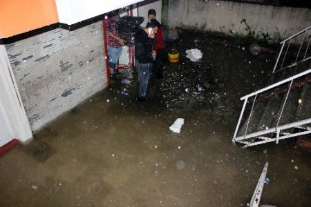 Hatay'da sağanak yağış nedeniyle evler su altında kaldı