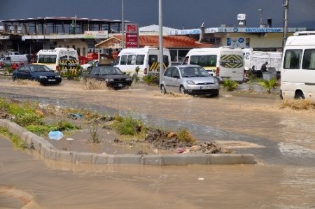 Hatay'da sağanak yağış nedeniyle evler su altında kaldı
