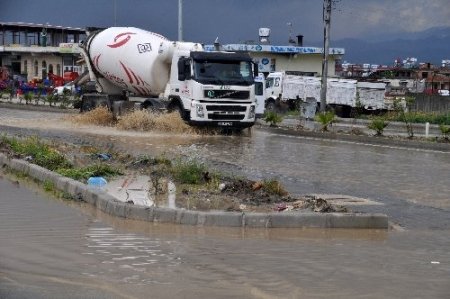 Hatay'da sağanak yağış nedeniyle evler su altında kaldı