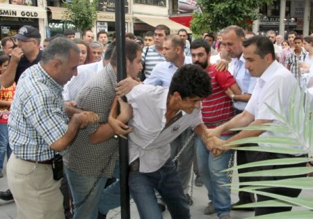 Hatay’da zincirli savaş karşıtı eyleme polis müdahale etti: 5 gözaltı