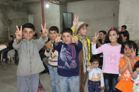 Hatay'daki Suriyeliler iç savaşın yıl dönümünde Esed'i protesto etti