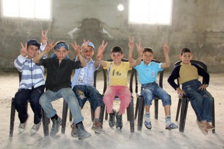 Hatay'daki Suriyeliler iç savaşın yıl dönümünde Esed'i protesto etti