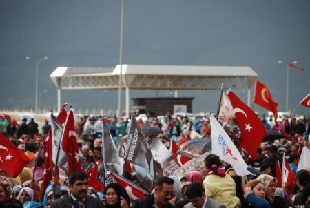 Hataylılar Yağmur Altında Başbakan Erdoğan'ı Bekliyor
